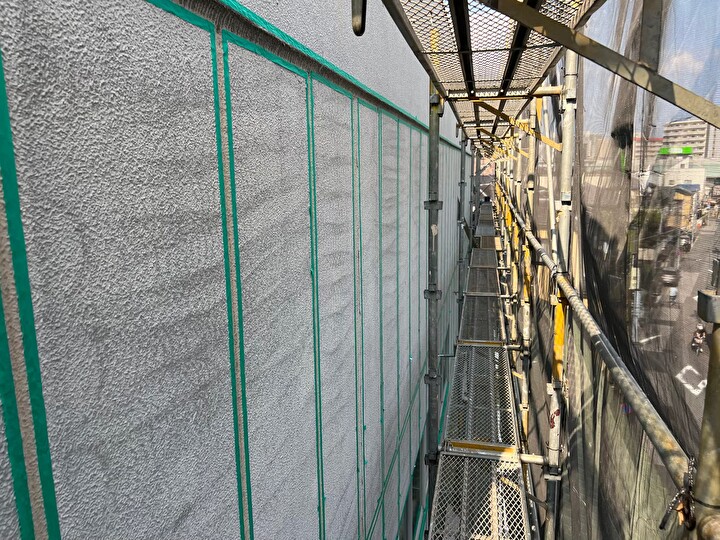 シーリングを施す目地周りをマスキングテープを使用し養生