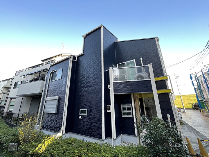 屋根・外壁塗装工事が完工した住居の外観