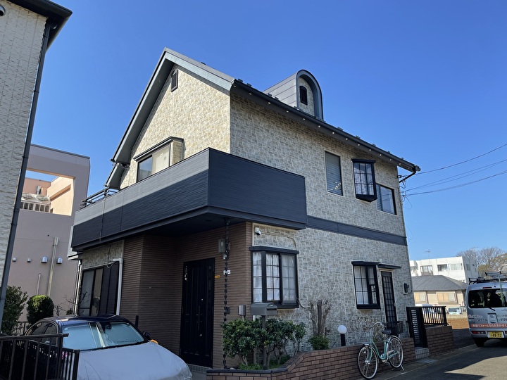 雨漏りが発生した住宅の外観