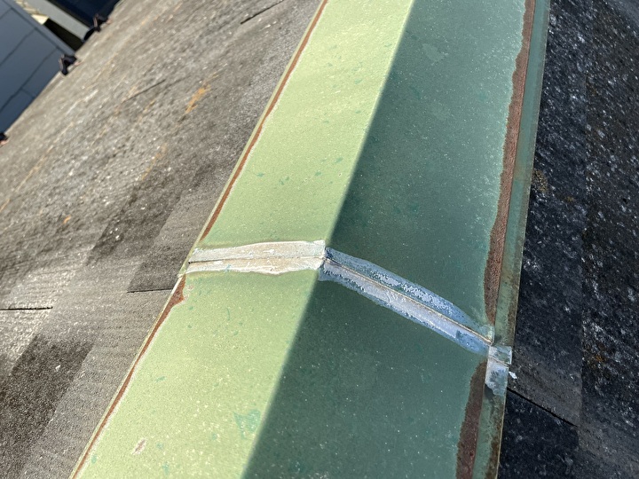 劣化による棟板金の鉄面の露出