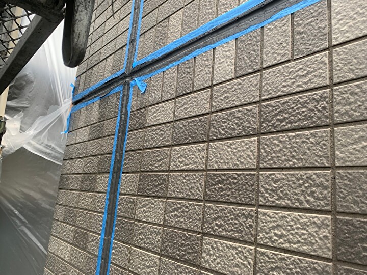 タイル面のシーリング打ち替えの作業風景