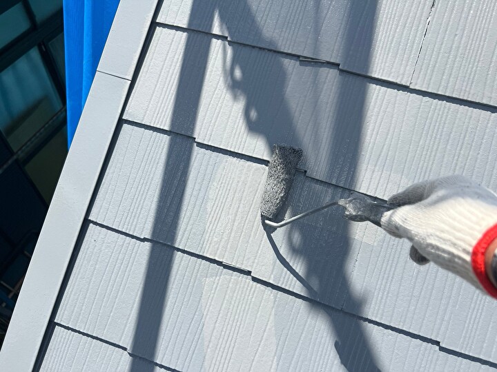 エスケープレミアム無機ルーフを使用した上塗り作業