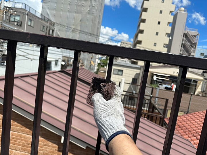 階段の鉄部へ下地処理を実施