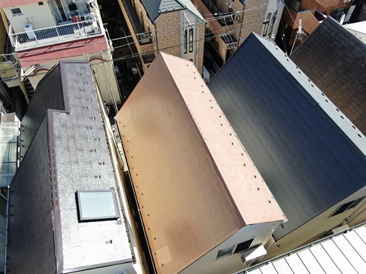 新宿区高田馬場にてエスケープレミアム無機ルーフ（RC-117）を用いた屋根塗装工事を行う。 施工費用は税込750,000円でご依頼いただいております。