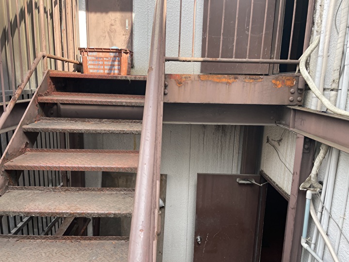 非常階段の塗料の色褪せや剥がれなどの劣化症状
