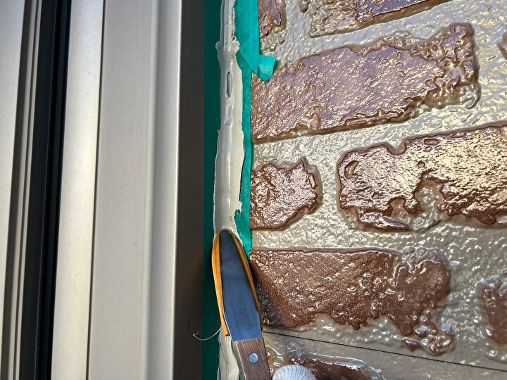 仕上げ用のヘラで表面を整える作業