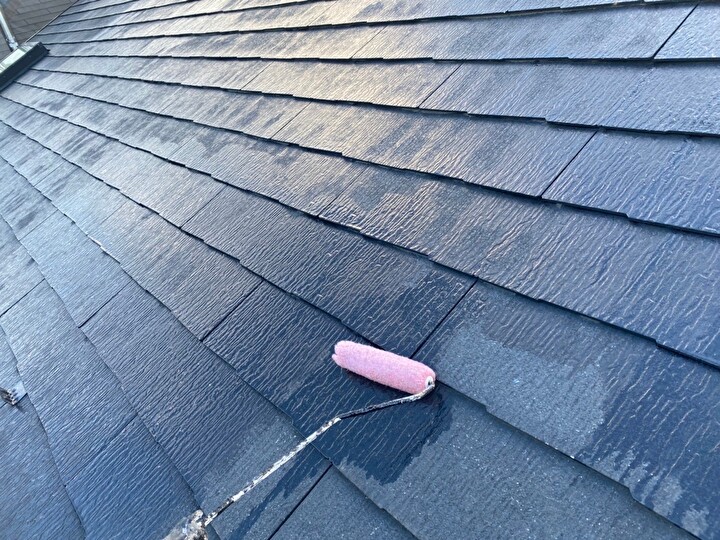 屋根へエスケー化研のマイルドシーラーEPOを用いた下塗り風景