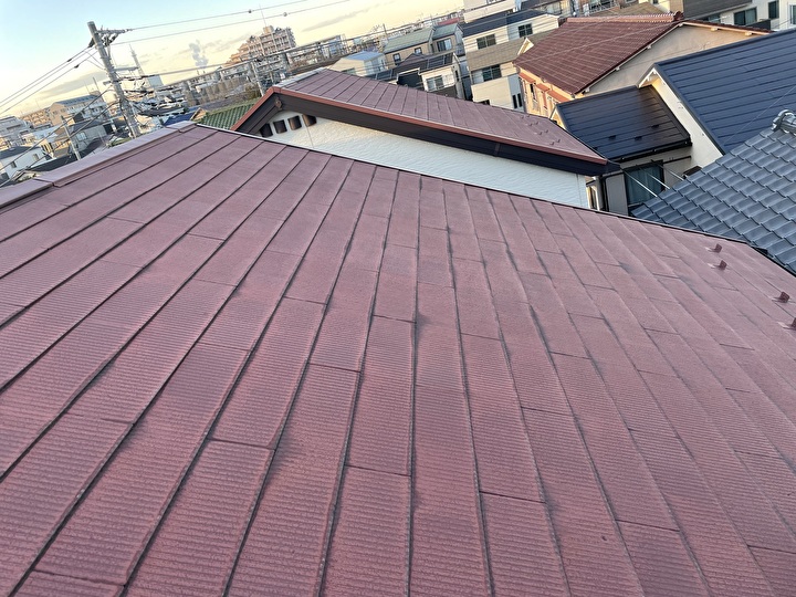 全体的に塗料の色褪せが発生して塗料が劣化してる屋根