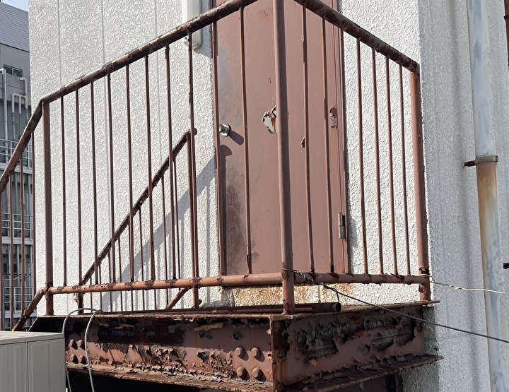 屋上の鉄骨階段では塗装の経年劣化が発生