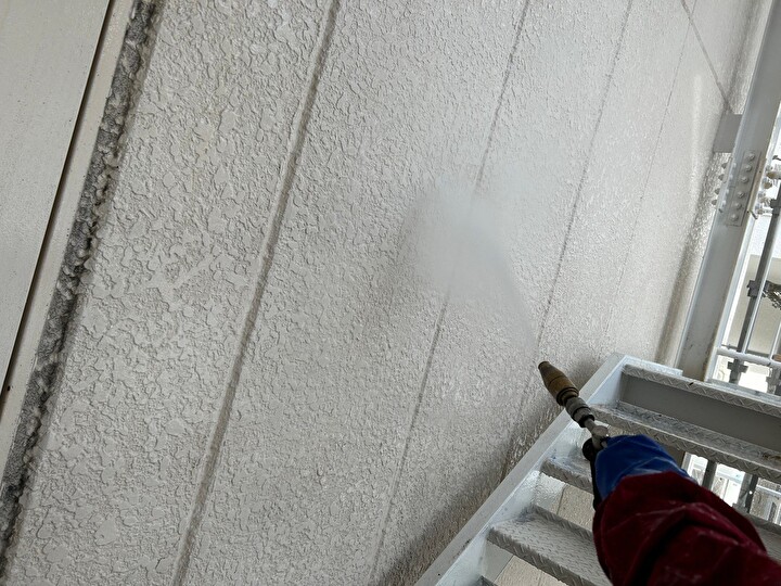 外壁の高圧洗浄の作業風景