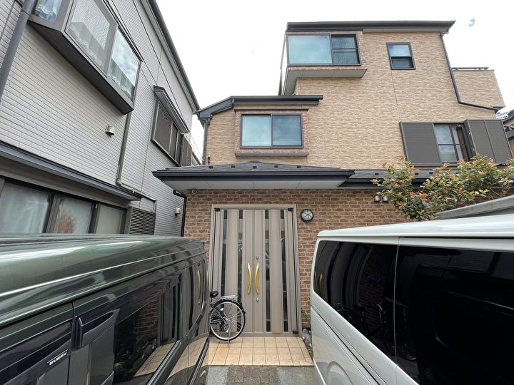 クリア塗装前の住宅を現地調査する風景