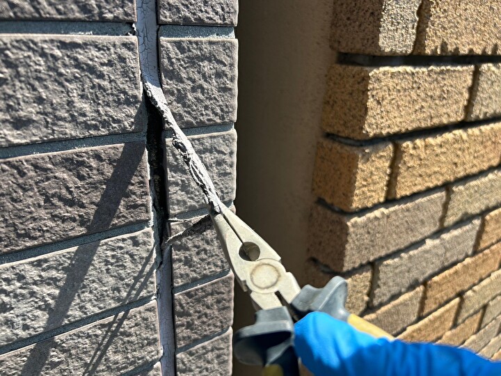 既存のシーリング材の撤去