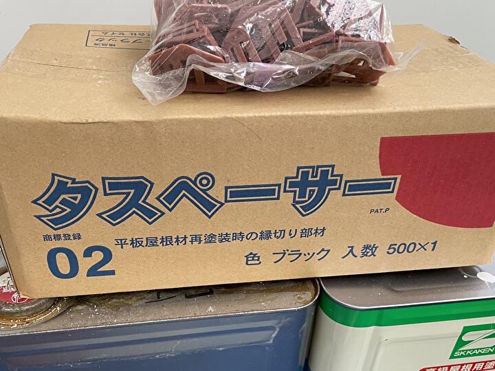 下塗りの施工後はタスペーサーを設置