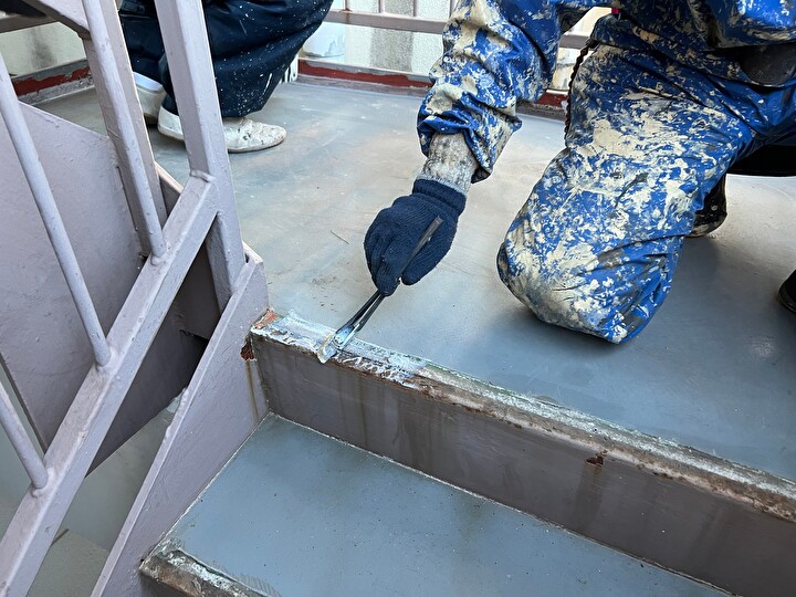 エスケー化研のサビフィックスを使った塗装作業