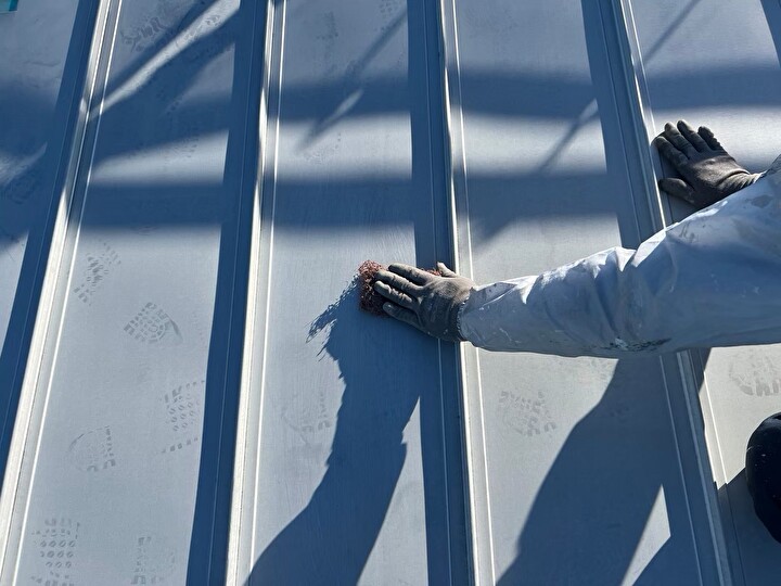 屋根のケレン作業