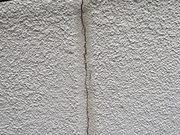 ALC外壁に亀裂が生じている状態