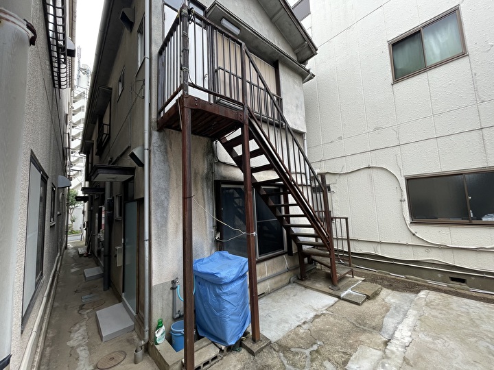 荒川区町屋にて鉄骨階段の補修後にブルーのクリーンマイルドウレタンを用いて塗装工事を実施
