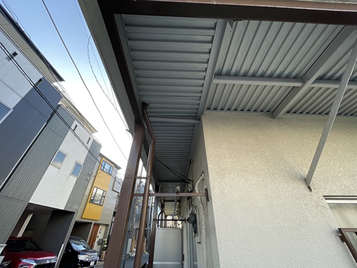 白い塗料が施されたデッキプレートの細かな錆の発生状況