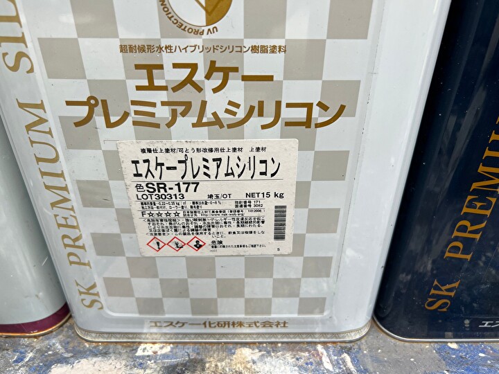 中塗りや上塗りにはエスケー化研のエスケープレミアムシリコンを使用