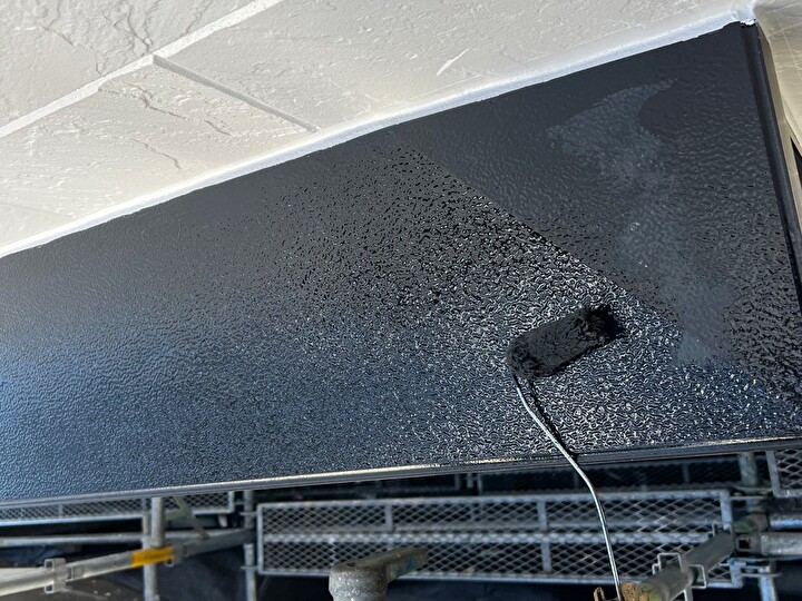 付帯部への塗装作業の風景