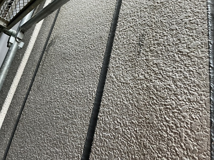 シーリング材を既存のシーリングの上に充填する作業工程