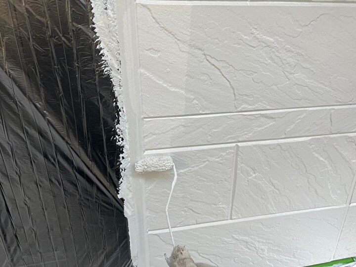 エスケープレミアム無機を使った中塗りと上塗りの作業風景