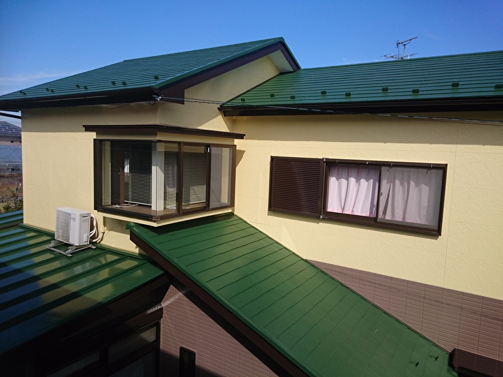 葛飾区にて遮熱塗料ワイドシリコン遮熱αを使用した屋根塗装工事を実施！