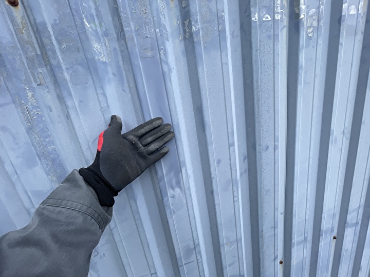 金属サイディングの表面にチョーキングが発生