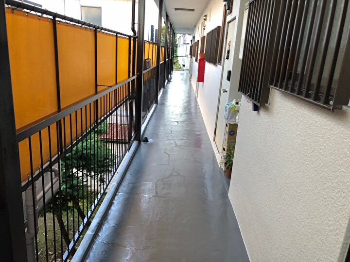 廊下の塗装が完了したアパート