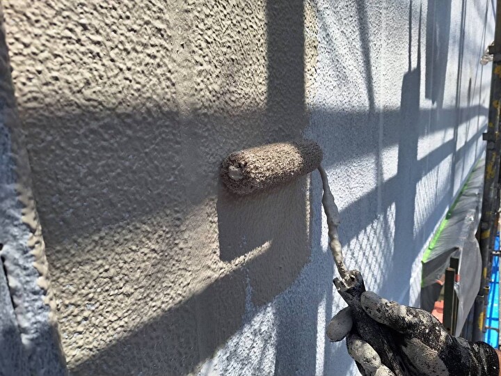 エスケー化研のエスケープレミアムシリコンを使った塗装風景