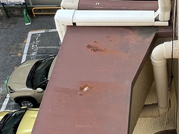 笠木の鉄部に塗装の剥がれやチョーキングの劣化症状が発生