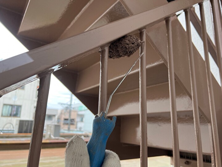 階段の手すりをワンツーマイルドを使って2層塗り