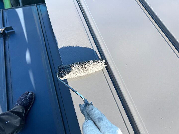 エスケープレミアム無機ルーフを使用した上塗り作業