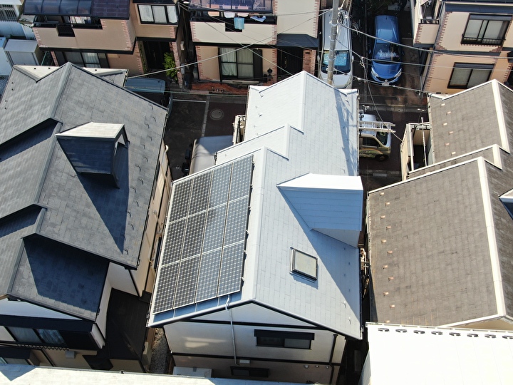 屋根塗装工事が完工した住宅