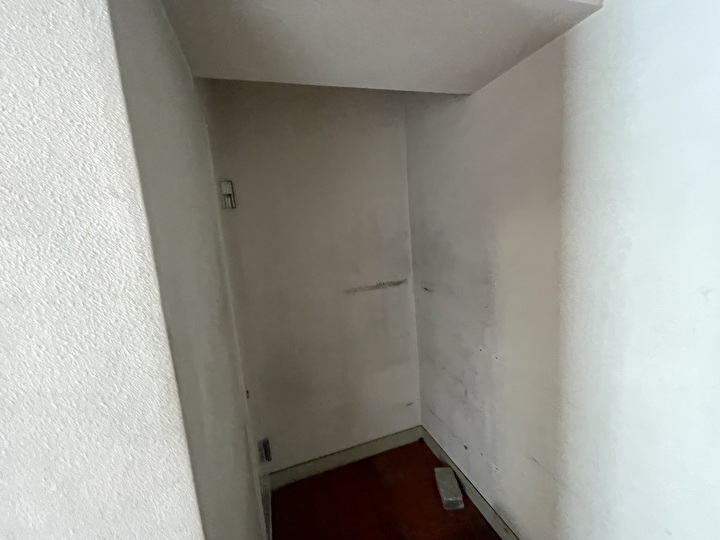 共用部内壁工事前の現場調査の風景