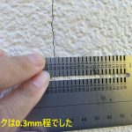 杉並区宮前でモルタル外壁のクラックを調査し0.3mm程度のひび割れを複数確認