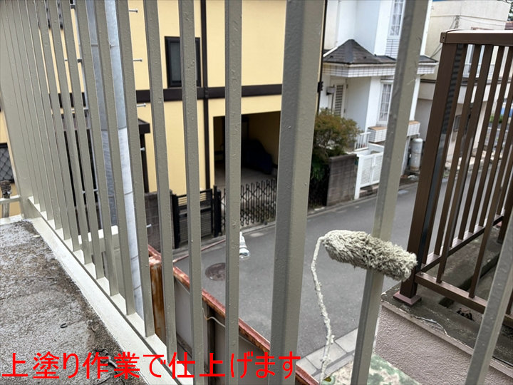 手すりの上塗り作業