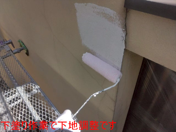 外壁の下塗り作業