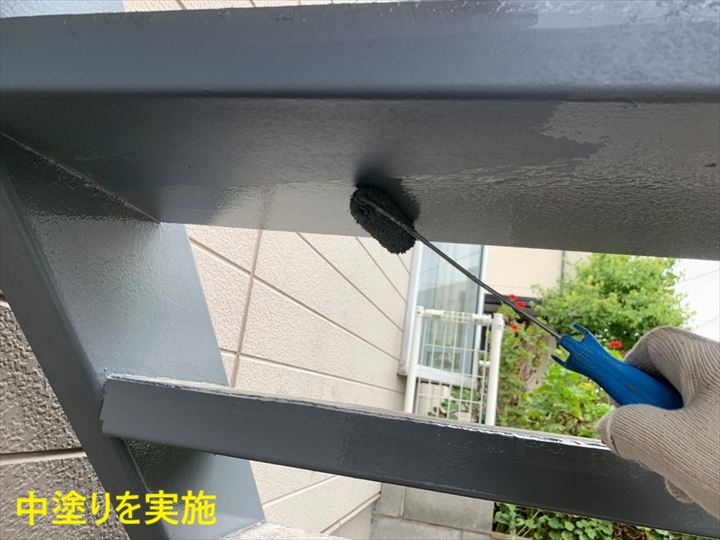 中塗り中の鉄骨部