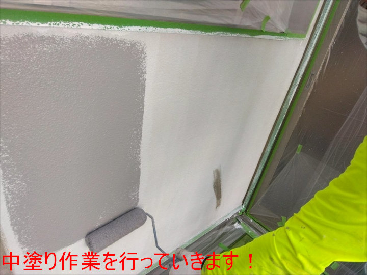 外壁の中塗り作業
