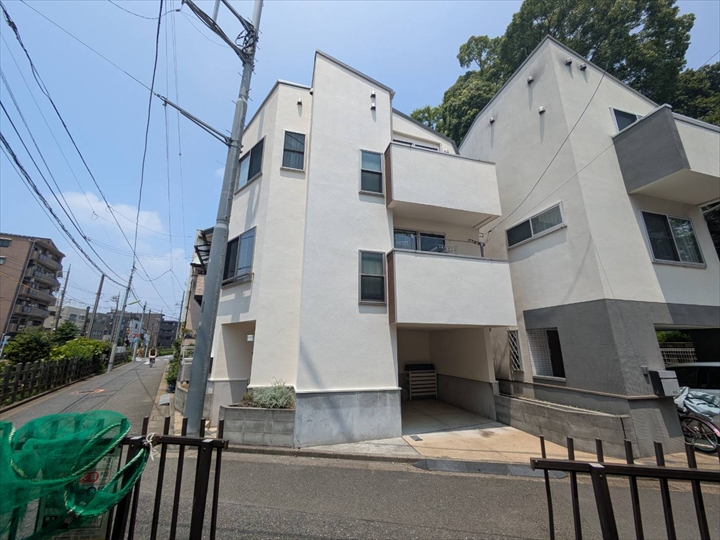 【世田谷区赤堤】経年劣化で苔が発生したモルタル外壁を遮熱断熱塗料「ダンネスト」で塗装！塗装と併せて断熱効果も実現
