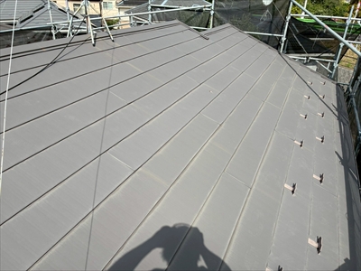 【多摩市和田】遮熱断熱塗料「ダンネスト」で金属屋根塗装!2階の暑さを軽減する屋根リフォーム