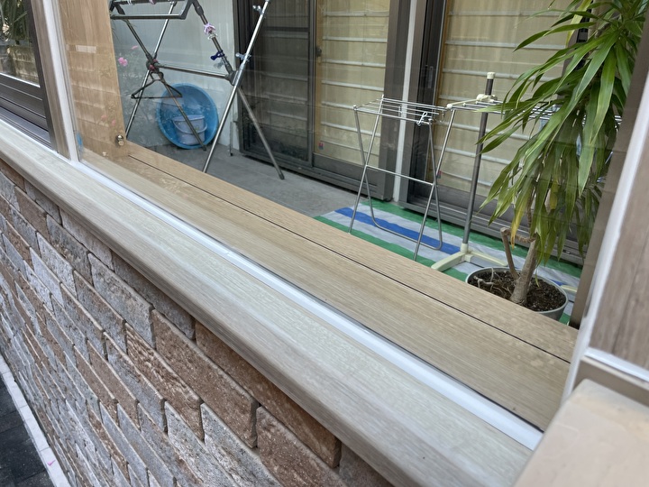 フレームやガラスの接合部のシーリング処理完工後の住居