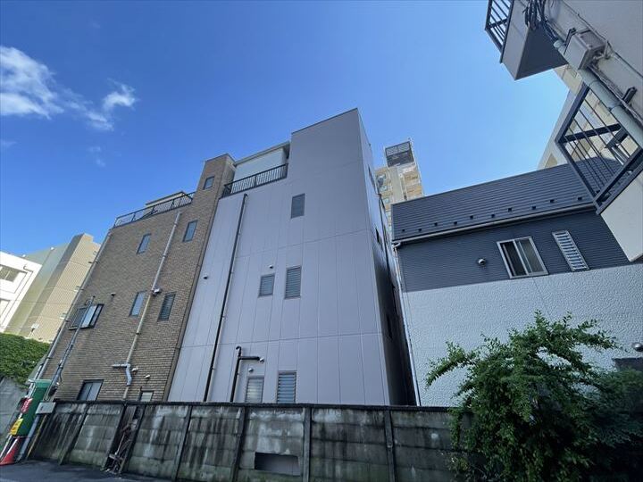 エスケープレミアムシリコンを使用した外壁塗装工事後の建築物