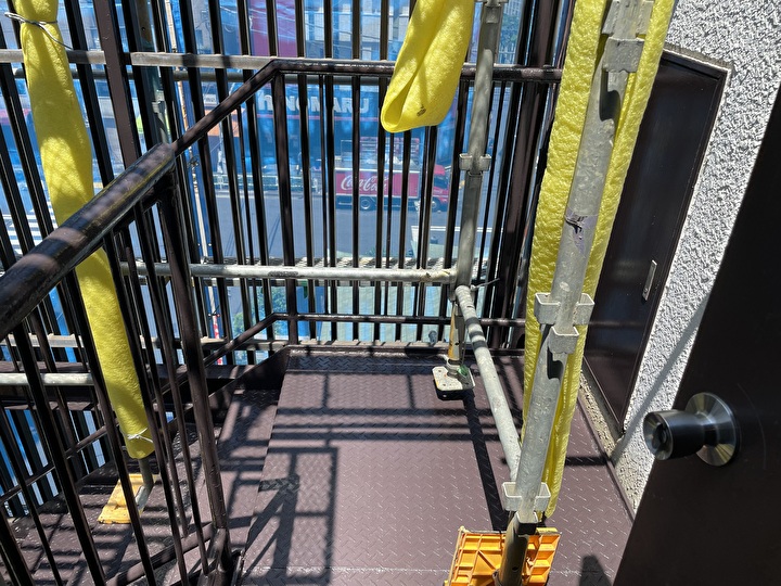 鉄部塗装工事が完了した階段