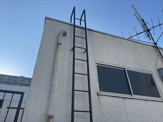 鉄部塗装工事が完了したタラップ