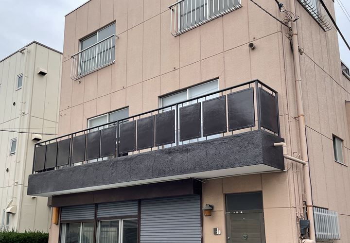江戸川区東小松川にてクリーンマイルドウレタン（ＳＲ－４２３）を用いた鉄部塗装及び外壁部分塗装工事を行う