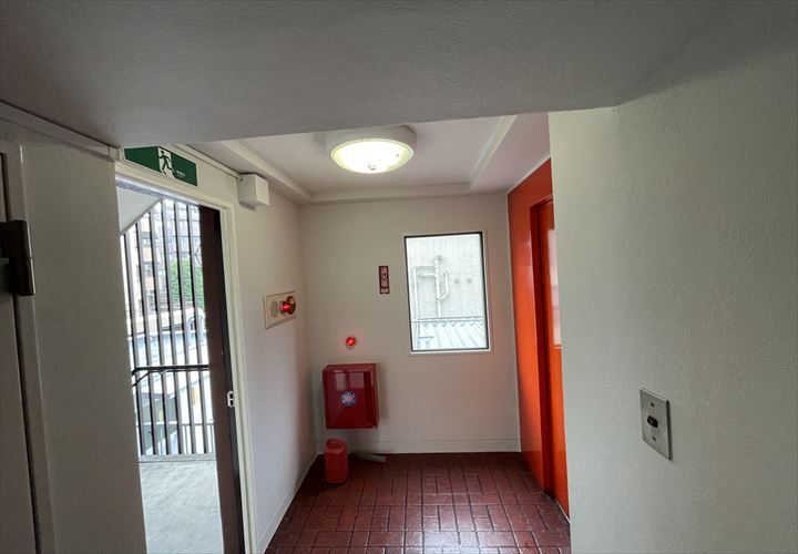 共用部内壁の塗装工事が終了したお住まい