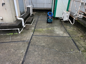 千代田区神田神保町で屋上のひび割れや雑草発生を改善したウレタン防水通気緩衝工法