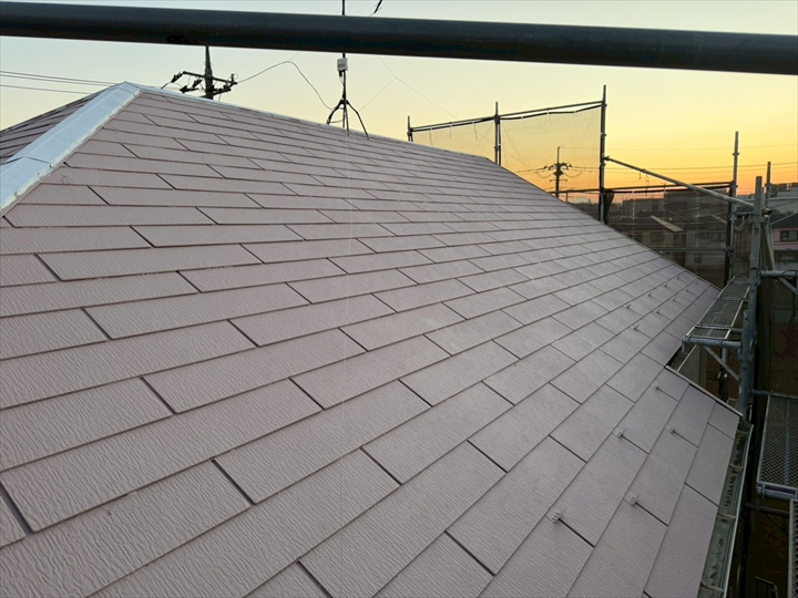 調布市飛田給で苔が繁殖した屋根を一新！スレート屋根塗装に次世代断熱塗料ダンネストを使用した施工事例